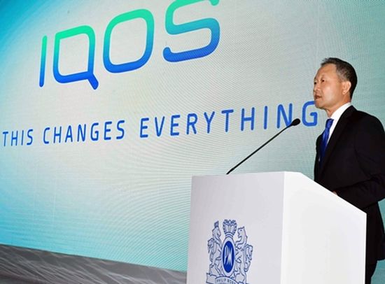 지난 6월 정일우 한국필립모리스 대표가 '아이코스' 출시 간담회에서 제품을 설명하는 모습.ⓒ필립모리스