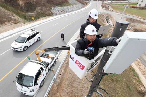 KT 직원들이 5G 기지국간 핸드오버 기술을 검증하기 위해 평창 일반도로에 설치된 5G 기지국을 점검하고 있다. ⓒKT