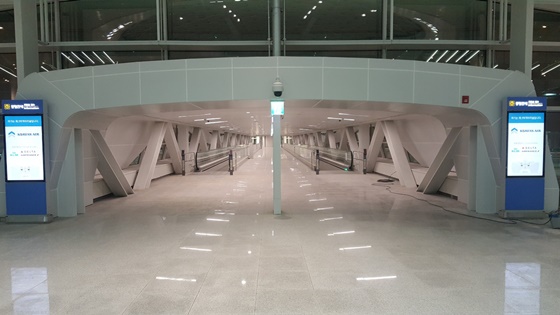 교통센터 2층에 위치한 이 통로를 통해 제2여객터미널 출국장으로 이동할 수 있다.ⓒEBN 이형선 기자.