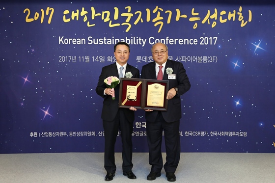 신한카드는 14일 소공동 롯데호텔에서 열린 표준협회 주관 '2017 대한민국 지속가능성 대회'에서 '대한민국 지속가능성 지수(KSI-Korea Sustainability Index)' 신용카드 부문 1위로 선정됐다. 신한카드 조성하 부사장(왼쪽)이 한국표준협회 백수현 회장으로부터 기념패를 전달받고 있다.ⓒ신한카드