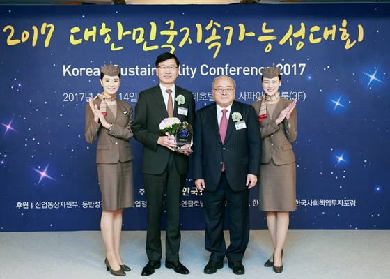 지난 14일 소공동 롯데호텔에서 열린 '2017 대한민국 지속가능성 대회' 시상식에서 아시아나항공 오근녕 경영관리본부장(왼쪽 둘째)과 백수현 한국표준협회장(셋째)이 기념촬영을 하고 있다.ⓒ아시아나항공