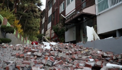 15일 포항에서 발생한 지진으로 북구의 한 빌라 외벽이 무너져 내려 파편이 뒹굴고 있다. (연합)