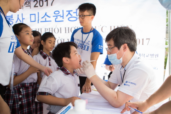 효성 미소원정대가 효성의 베트남 사업장 인근 초등학교 두 곳을 방문해 어린이들의 기초건강검진, 안과검진, 치과예방활동을 실시하고 있다. [사진=효성]