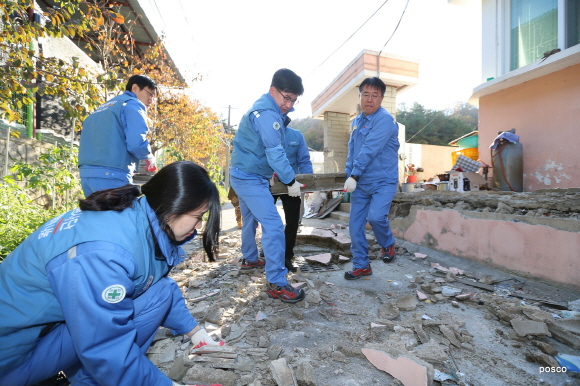 포스코 임직원들이 포항 지진으로 피해를 입은 주택가 현장을 찾아 건물 잔해를 옮기고 있다.ⓒ포스코