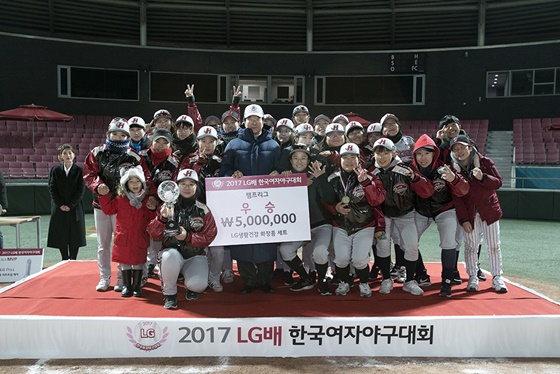 지난 19일 경기도 이천 'LG챔피언스파크'에서 열린 폐막식에서 챔프리그 우승팀인 후라팀 선수들과 (주)LG 구본준 부회장(가운데)이 기념 촬영을 하고 있다.ⓒLG전자