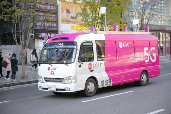 서울 도심에서 핸드오버 등 5G 기술을 테스트 하고 있는 LG유플러스 5G 버스 모습. ⓒLGU+