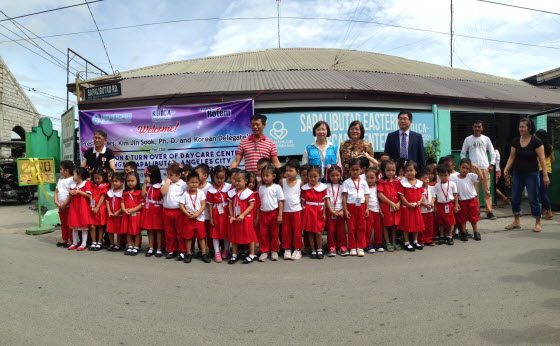 17일(현지시간) 필리핀 앙헬레스 사방가토바랑가이 아동센터에서 열린 아동센터 및 직업학교 증축식에서 현지 아이들이 기념촬영을 하고 있다.ⓒ현대로템