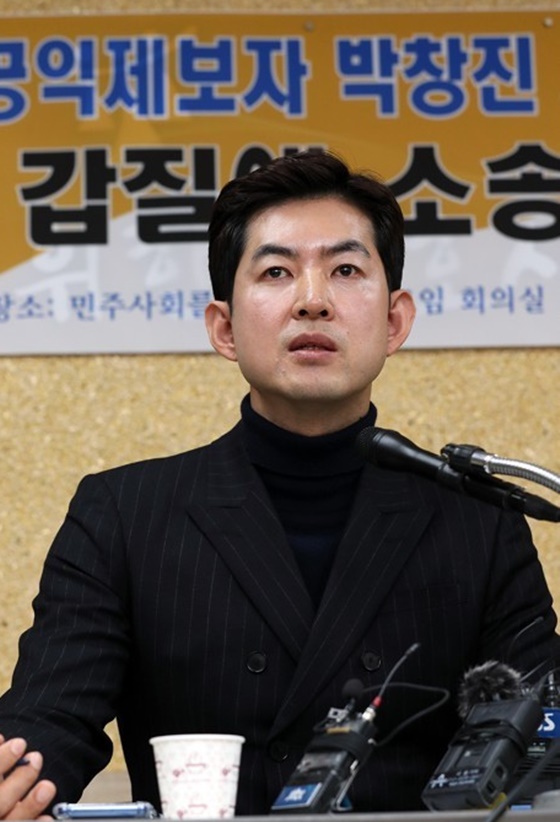 박창진 대한항공 사무장이 20일 오후 서울 서초구 민주화사회를위한변호사모임 사무실에서 기자회견을 열고 있다.ⓒ연합뉴스