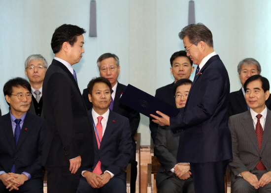 문재인 대통령이 21일 오전 청와대 본관 충무실에서 홍종학 중소벤처기업부 장관에게 임명장을 수여하고 있다. ⓒ연합뉴스