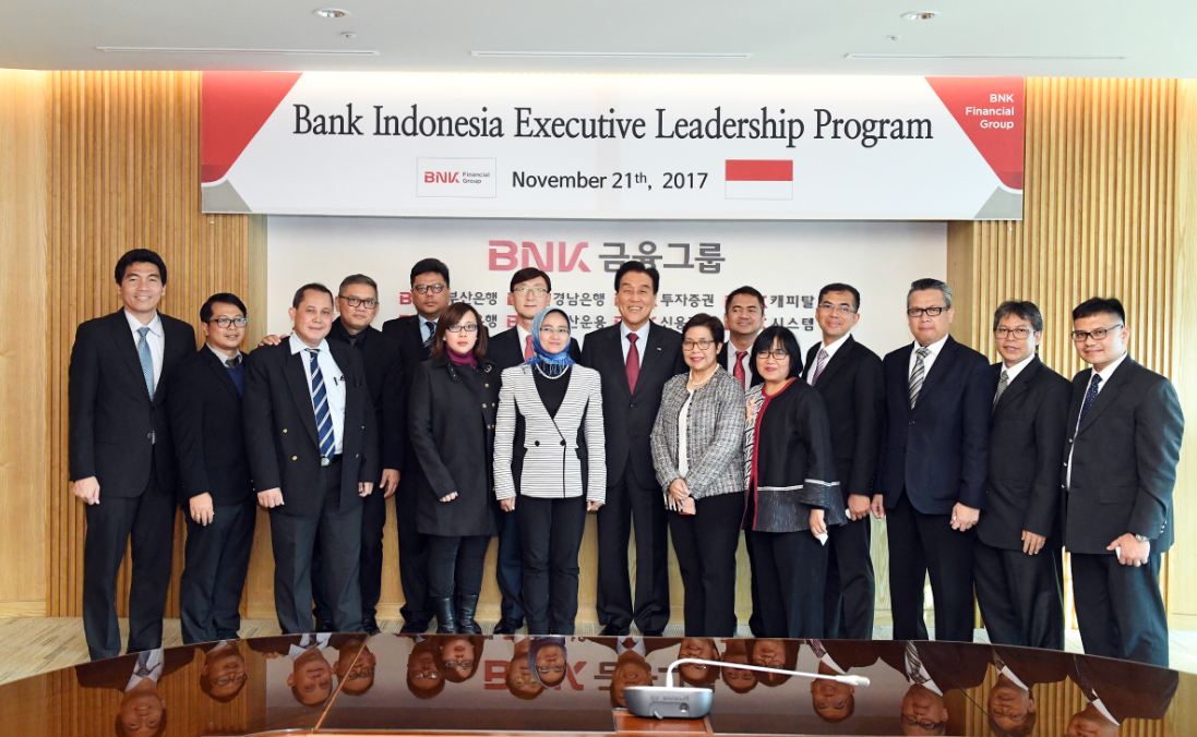 BNK금융그룹은 부산은행 본점에서 인도네시아 중앙은행 관계자들과 만나 동남아시아 진출 확대를 위한 업무 협조 등 다양한 의견을 교환했다고 21일 밝혔다.ⓒBNK금융지주