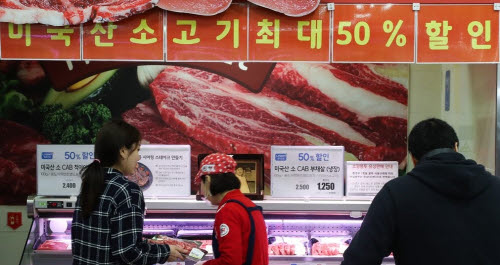 서울 시내 한 대형마트에서 고객들이 미국산 쇠고기를 고르고 있다.ⓒ연합뉴스