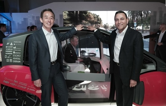 삼성전자 손영권 사장(왼쪽)과 하만의 디네쉬 팔리월 CEO가 지난 2월 미국 라스베이거스 하드락 호텔에 마련된 하만 전시장에서 자율주행용 사용자경험을 구현한 컨셉차량을 소개하는 모습.ⓒ삼성전자
