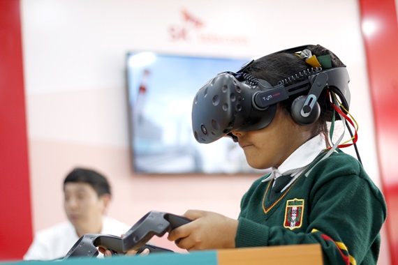 현지 어린이가 가상현실(VR)을 체험하고 있는 모습. ⓒSKT