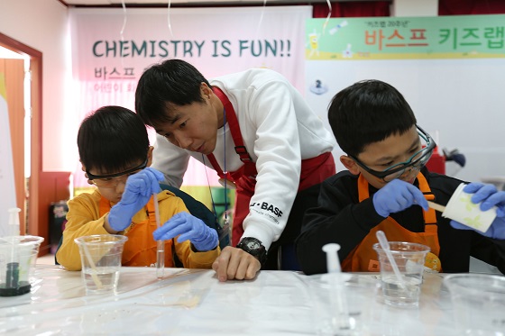 '바스프 키즈랩'에 참석한 여수 소호 초등학교 학생들이 일일 교사로 나선 바스프 임직원들과 함께 화학 실험에 참여하고 있다. ⓒ바스프