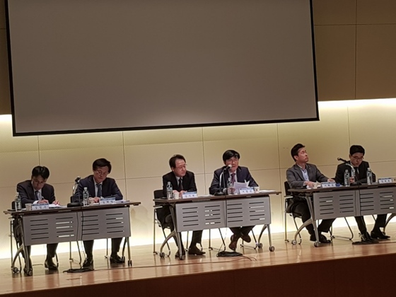 여신금융협회가 22일 서울 중구 페럼타워에서 개최한 '민간 벤처캐피탈의 역할 및 발전방향에 관한 토론회'에 참석한 패널들이 토론을 진행하고 있다.ⓒEBN