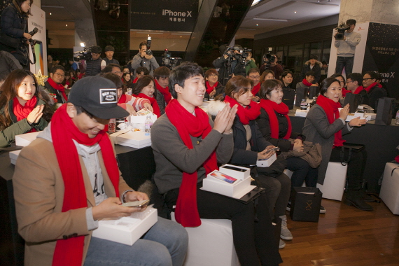 SK텔레콤은 24일 서울 중구 센터원에서 '아이폰X(텐)' 개통 행사를 열었다.