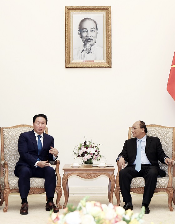 최태원 SK그룹 회장(사진 왼쪽)이 베트남 하노이시(市) 총리 공관에서 응웬 쑤언 푹(Nguyen Xuan Phuc) 총리를 면담하고 있다. ⓒSK그룹 