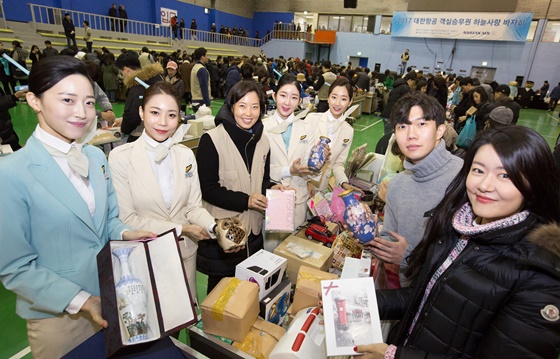 행사에 참가한 대한항공 객실승무원 자원봉사자들이 바자회를 찾은 주민들에게 물품을 판매하고 있는 모습.ⓒ대한항공