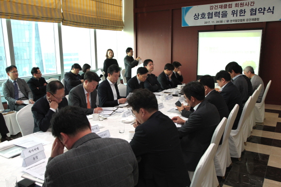 한국철강협회 강건재클럽은 28일 서울 포스코센터에서 강건재클럽 회원사간동반성장을 위한 협약식을 개최했다.ⓒ한국철강협회