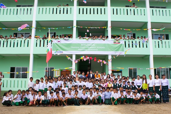 지난 6월 미얀마 딸린타운십 상아티마을에서 열린 저소득층 자녀 대상 초등학교 건립식.ⓒ현대건설