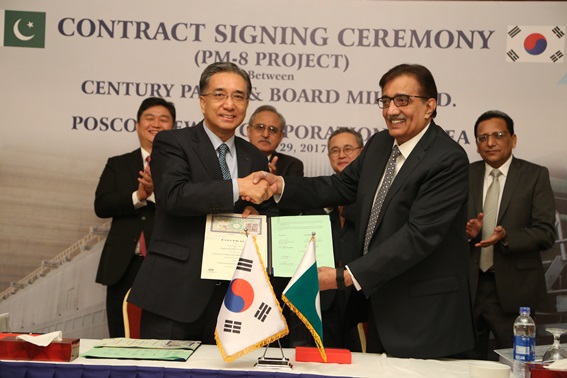포스코대우는 파키스탄 제지업체인 CPBM와 플랜트 계약을 체결했다.(사진 왼쪽부터 김영상 포스코대우 사장과 라카니 CPBM 회장)ⓒ포스코대우