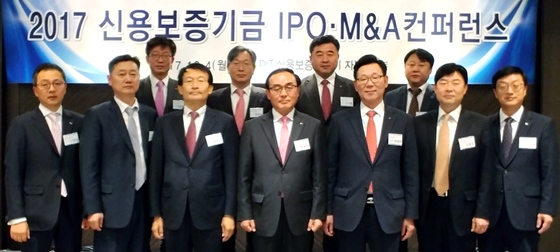 박학양 신용보증기금 이사(앞줄 가운데)가 4일 서울 더플라자 호텔에서 개최된 IPO·M&A 컨퍼런스에 참석해 전문기관 관계자들과 기념촬영을 하고 있다.ⓒ신용보증기금