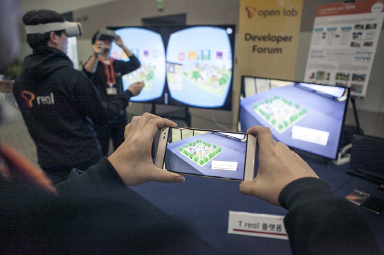 SK텔레콤의 'T 개발자 포럼'이 50회를 맞았다. 국내외 개발자 500여 명이 참석한 가운데 을지로 SK텔레콤 본사에서 '5G Experience'를 주제로 마련됐다. SK텔레콤 연구원들이 '360 VR 라이브 스트리밍' 서비스를 시연하는 모습.