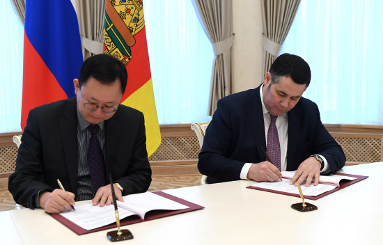 안계형 오리온 러시아 법인 대표(왼쪽)와 루데냐 이고르 미하일로비치 러시아 뜨베리 주지사가 협정서에 서명을 하고 있다. 