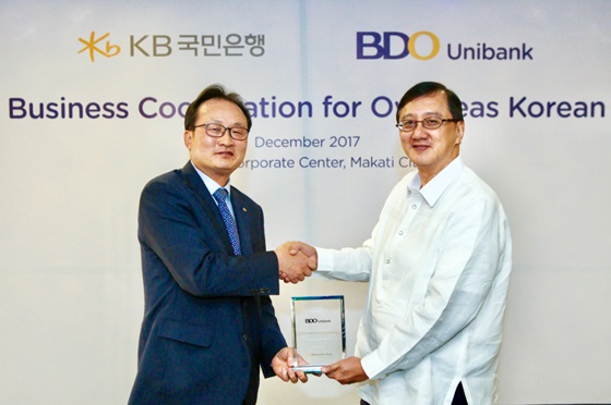 (사진 왼쪽부터) 이환주 KB국민은행 외환사업본부장,  애드문도 소리아노 BDO Unibank 부행장.ⓒKB국민은행