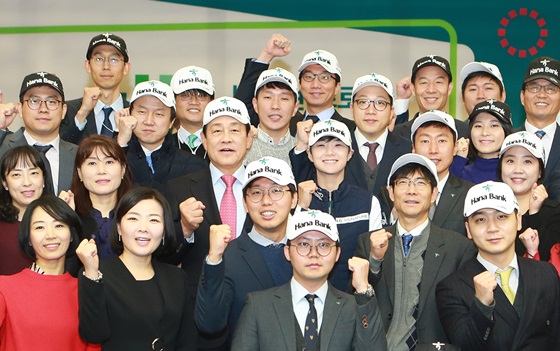 김정태 회장(사진 가운데 왼쪽)이 박성현 프로(사진 가운데 오른쪽) 및 팬클럽 '하나남달라'회원들과 함께 기념 촬영을 하고 있다.ⓒ하나금융그룹