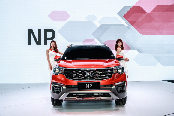 현대자동차가 중국 ‘광저우 수출입 전시관’에서 열린 '2017 광저우 국제모터쇼'에서 중국형 소형 SUV ‘엔시노(ENCINO, 국내명 코나)’를 중국 최초로 선보이며 중국 시장 공략에 나섰다.ⓒ현대차