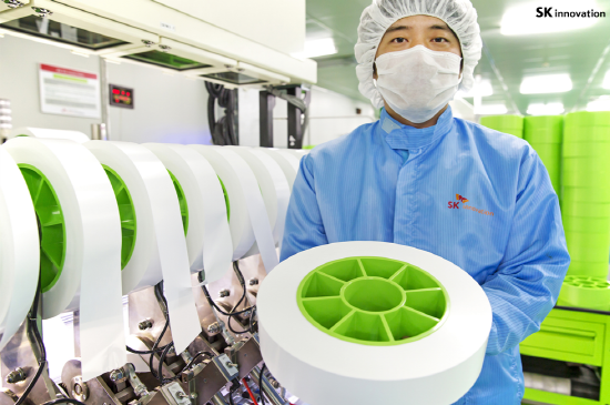 SK이노베이션 연구원이 리튬이온배터리분리막(LiBS) 제품을 보여주고 있다. [사진=SK이노베이션 블로그]