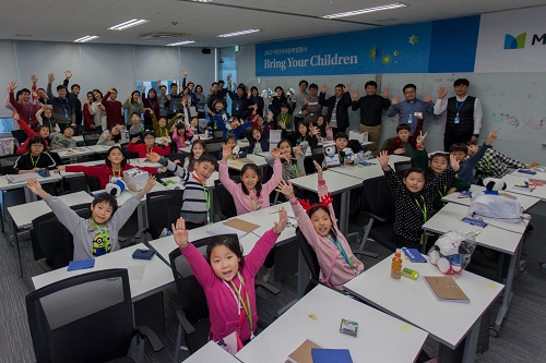 지난 8일 서울 역삼동 메트라이프생명 본사에서 진행된 ‘Bring Your Children’ 행사에 참여한 메트라이프생명 임직원들과 임직원 자녀들이 기념 촬영을 하고 있다.