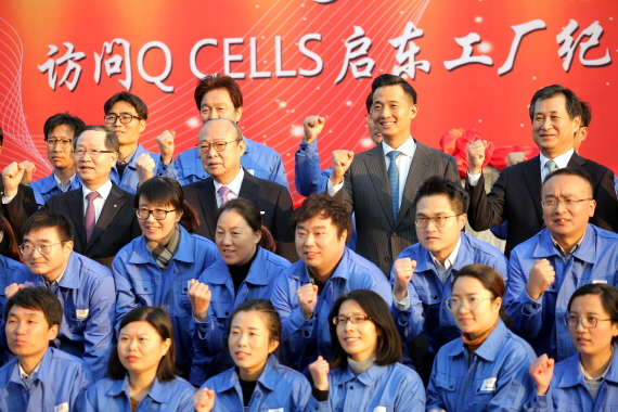 김승연 회장(뒤에서 두번째줄 왼쪽 두번째)이 11일 중국 장쑤성 난퉁시 소재 한화큐셀 치둥 공장을 방문, 현지 임직원들과 함께 화이팅을 외치는 모습