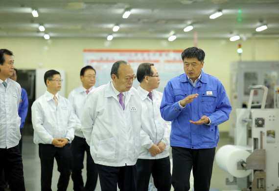 김승연 회장이 11일 중국 장쑤성 난퉁시 소재 한화큐셀 치둥 공장을 방문, 모듈 생산라인을 돌아보며 김상훈 전무(오른쪽 끝, 치둥 공장장)로부터 설명을 듣는 모습