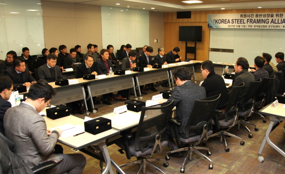 한국철강협회 강구조센터는 13일 서울 포스코센터에서 소재사·설계사 자재사·강건재사·시공사 등 업체대표가 참석한 가운데 회원사간 동반성장을 위한 'KOREA STEEL FRAMING ALLIANCE' 협약식을 개최했다.ⓒ한국철강협회