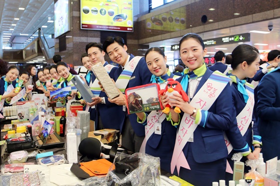 14일 김해공항 국내선 청사 2층에서 개최된 에어부산 '행복 나눔 자선바자회'에서 에어부산 캐빈승무원들이 바자회 물품을 판매하고 있다.ⓒ에어부산