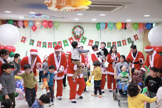 삼천리그룹 임직원들이 '2017 사랑나눔의 날' 행사에서 아동복지시설 아이들과 함께 즐거운 시간을 보내고 있다. [사진=삼천리]