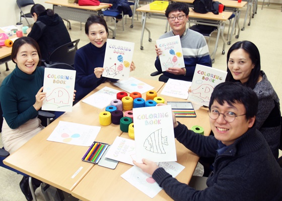 서울시 은평구 서울혁신파크에서 CJ대한통운 임직원들이 '나눔 컬러링북 만들기' 봉사 활동을 하며 기념촬영을 하고 있다.ⓒCJ대한통운