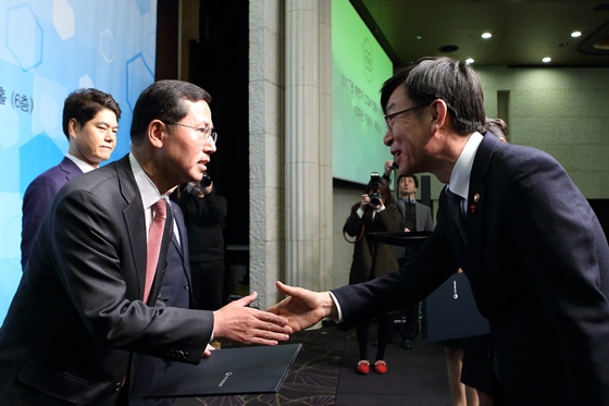 신한카드는 15일 공정거래위원회가 인증하는 'CCM'을 획득했다. 이날 서울 서초구 소재 엘타워에서 열린 CCM 인증서 수여식에서 임영진 신한카드 사장(왼쪽)이 김상조 공정거래위원장으로부터 축하를 받고 있다.ⓒ신한카드