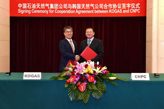 안완기(왼쪽) 한국가스공사 사장 직무대리와 장젠화 중국석유천연가스공사(CNPC)가 15일 중국 베이징에서 천연가스 사업 협력을 위한 양해각서(MOU)를 체결하고 기념사진을 찍고 있다. [사진=한국가스공사]