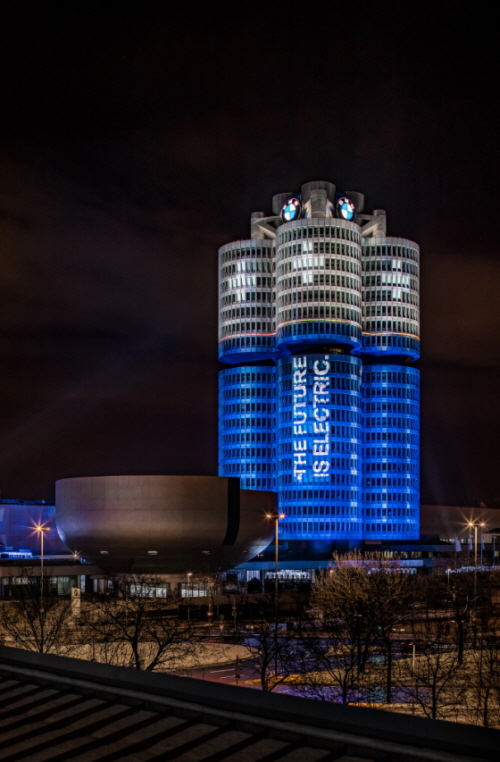 BMW그룹 뮌헨 본사 건물을
장식한 조명 상징물.ⓒBMW코리아