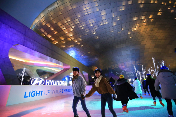 서울 동대문 디자인 플라자 어울림 광장 일대에 마련된 ‘현대차 Light Up 아이스링크’ 전경.ⓒ현대차