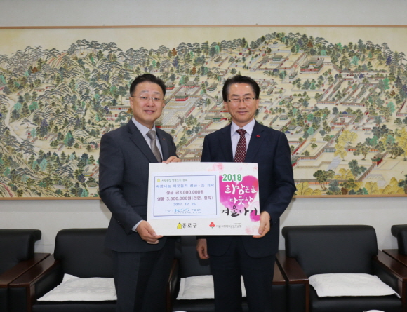 이대성 KSS해운 사장(왼쪽)이 26일 서울 종로구청에서 기부금을 전달하고 있다.ⓒKSS해운