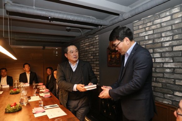 구자열 LS그룹 회장(左)이 LS전선 부스덕트 사업부 김우태 이사에게 신규임원을 대표해 '불타는 투혼' 책을 선물하고 있다.ⓒLS그룹