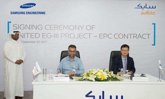 최성안 삼성엔지니어링 사장(오른쪽)과 압둘라 알 샴라니 JUPC 사장이 계약서에 서명하고 있다.