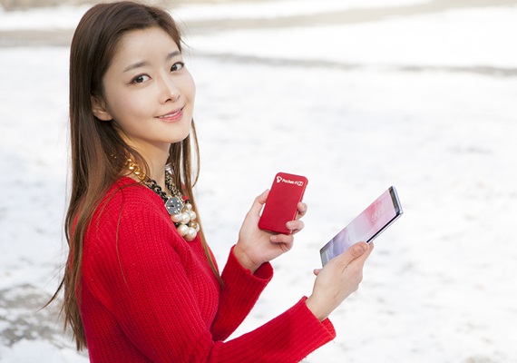 SK텔레콤이 신용카드 크기에 더 가벼워진 휴대용 모바일 라우터 ‘포켓파이Z’를 29일 출시한다. ⓒSKT