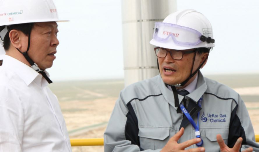 신동빈 롯데 회장(왼쪽)이 우즈베키스탄 가스화학단지를 방문해 현지 담당자로부터 설명을 듣고 있다. 