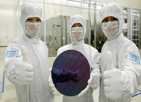 ⓒ삼성전자 반도체 공장 연구원들이 메모리칩 시제품을 들어보이며 힘차게 화이팅하고 있다.