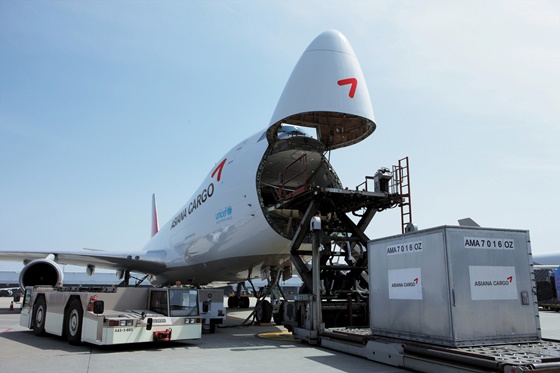 인천국제공항 화물터미널에서 아시아나항공 보잉747 화물기에 화물을 탑재하고 있다.ⓒ아시아나항공